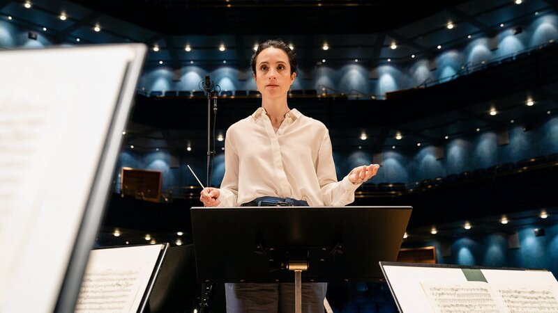 Die junge, aufstrebende Dirigentin Stine Sunström (Stephanie Stumph) kehrt in ihre Heimatstadt zurück, um dort das örtliche Orchester für ein Sommerkonzert zu dirigieren. Dabei läuft nicht alles glatt. – Bild: SRF/​ZDF/​Arvid Uhlig