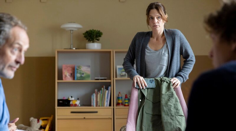 Der Gehirnchirurg (Klad Karterud, li.) klärt Ebba (Rakel Wärmländer, Mitte) und Frederik (Oscar Töringe, re.) über den Gesundheitszustand ihres Sohnes auf. – Bild: ARD Degeto/​Viaplay Group/​Ulrika Malm
