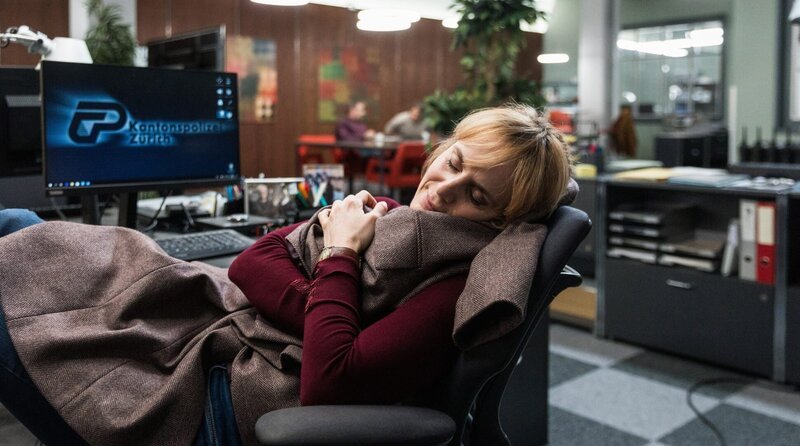 Kurze Erholung im Büro: Anna Pieri Zuercher als Kommissarin Isabelle Grandjean – Bild: SRF/​Sava Hlavacek