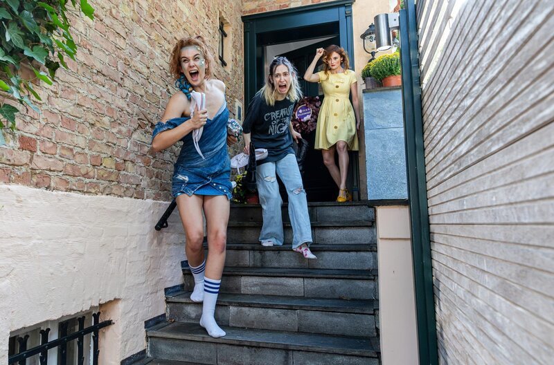 Womit bewiesen wäre, dass man vielleicht doch nicht mit jeder freundlichen Umgang haben kann … Pusteblume (Lea van Acken) wirft Donna (Lia von Blarer) und Milou (Salome Kießling) aus ihrem Haus. – Bild: SWR/​Maor Waisburd