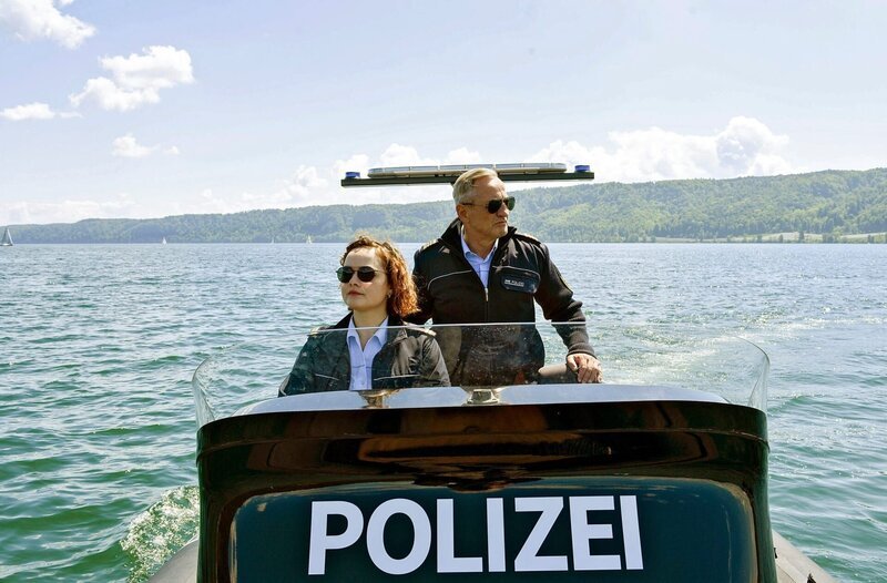 Während einer Patrouillenfahrt auf dem Bodensee machen Julia Demmler (Wendy Güntensperger, l.) und Paul Schott (Tim Wilde, r.) einen traurigen Fund. – Bild: ORF/​Bavaria/​ARD/​SWR/​Laurent Trümper