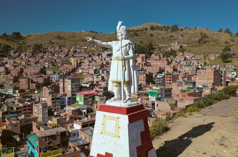 Die peruanische Stadt Puno liegt gut 3.800 Meter über dem Meeresspiegel, am Ufer des Titicaca-Sees. – Bild: Tournez S’il Vous Plaît