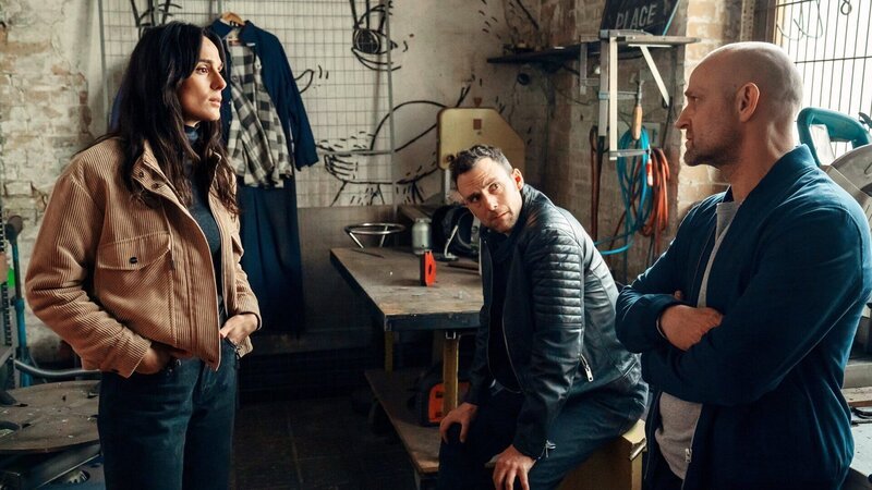 Die Ermittler befragen den Ex-Freund der Toten, v.li.: Aybi Era als Mavi Neumann, Beniamino Brogi als Vincent Dräger, Jürgen Vogel als Robert Heffler. – Bild: SRF/​ZDF/​Oliver Feist