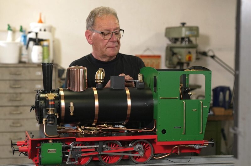 Modellbauer Norbert Reichert baut eine Lokomotivenminiatur. – Bild: SWR/​Teamwerk /​Thomas Weber