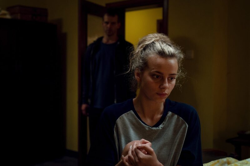 MD (Julian ?wie?ewski, l.) sucht zunehmend die Nähe der entführten Chloe (Nadia Parkes, r.). – Bild: Amy Brammall /​ ZDF