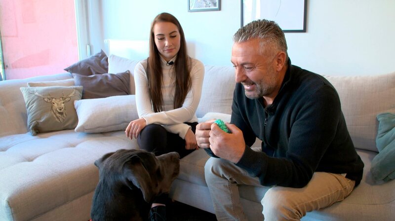 Hundecoach Andreas Ohligschläger (r) zusammen mit Halterin Lara und ihrem Hund Bruno beim ersten Training in der Wohnung. – Bild: WDR/​Fernsehkraft UG