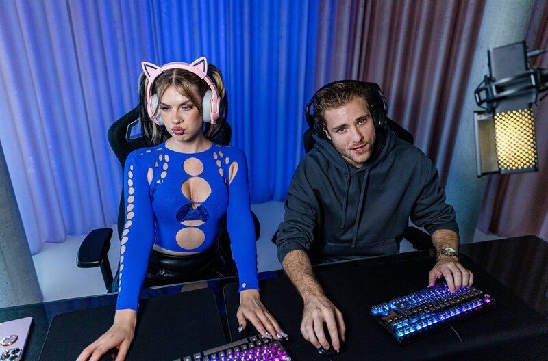 Synthia (Zsá Zsá Inci Bürkle) und Pascal (Lukas Sperber) tragen beim Onlinegaming einen Wettbewerb aus. – Bild: SWR/​Maor Waisburd