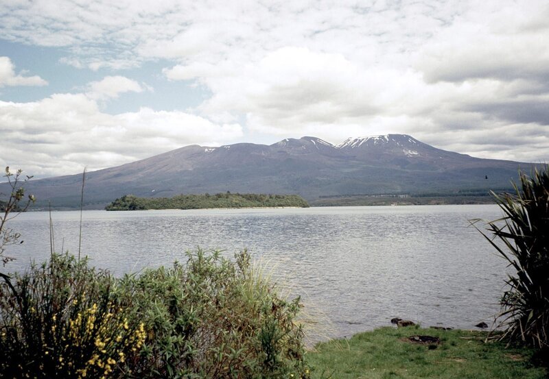 Der „Mount Tangariro“ mit dem Lake Rotoaira und der Motuopui Insel im Vordergrund. – Bild: ZDF/​SWR