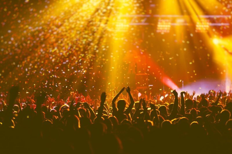 Ein überfüllter Konzertsaal, Tanzfläche, Konzert, Festival. – Bild: Shutterstock