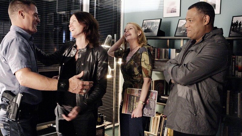 Nick (George Eads, li.), Ray (Laurence Fishburne) und Catherine (Marg Helgenberger, 2.v.re.) freuen sich über die personelle Verstärkung: Sara Sidle (Jorja Fox) kehrt zurück und verstärkt das CSI-Team. – Bild: MG RTL D /​ CBS