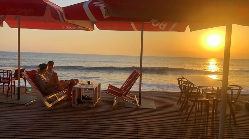 Tamara und Jonathan genießen beim Sonnenuntergang den Poncha, das traditionelle Getränk auf Madeira. – Bild: HR/Monika Birk Tamara und Jonathan genießen beim Sonnenuntergang den Poncha, das traditionelle Getränk auf Madeira. – Bild: HR/Monika Birk