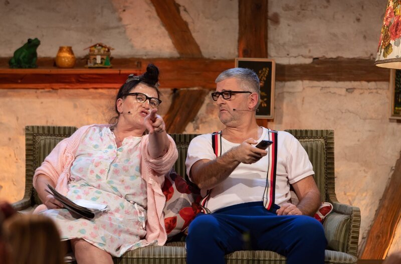 v.l.n.r: Birgit Pfeiffer und Marcus Neuweiler (Die Gscheidles) – Bild: SWR/​Sabine Stumpp