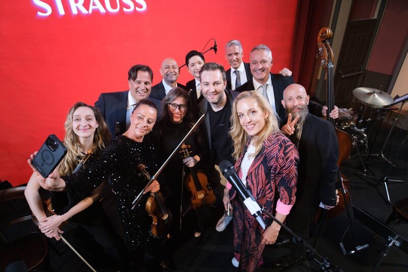 Lilian Klebow, Josh und das House of Strauss-Orchester während Servus TV’s „Roadshow. Eine Reise ins Unbekannte“. – Bild: ServusTV/​PANAREA Studios/​Roland Ferrigato