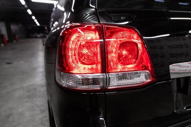Macro view of modern red car xenon lamp headlight, bumper, wheel. Exterior of a modern car – Bild: depositphotos