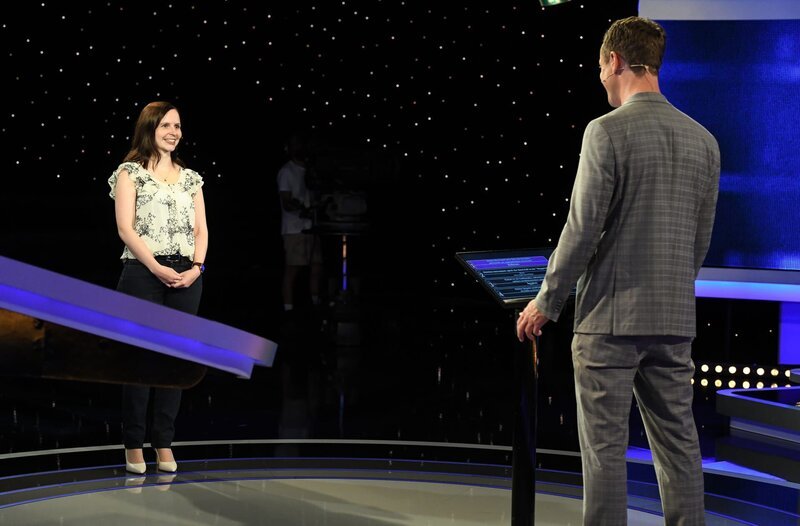 Moderator Alexander Bommes mit der Kandidatin Henriette Sendzik. – Bild: ARD/​Uwe Ernst