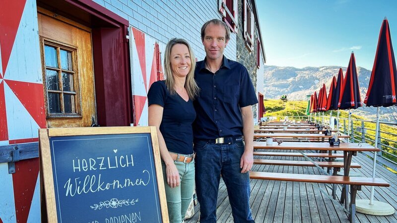 Rugghubelhütte: Die Hüttenwarte Claudia Künzli und Niklaus Stalder – Bild: SRF