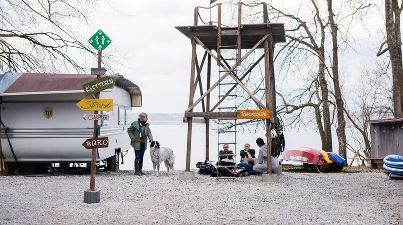 Hubert (Christian Tramitz, 3.v.r.) und Griwidz (Michael Brandner, 2.v.r.) entdecken den Besitzer des Campingparks tot unter einer Aussichtsplattform. Laut Pathologin Dr. Fuchs (Susu Padotzke, r.) handelt es sich bei dem Absturz um keinen klassischen Arbeitsunfall (mit Gabriele Fischer als Spaziergängerin, l.). – Bild: ARD/​Kai Neunert