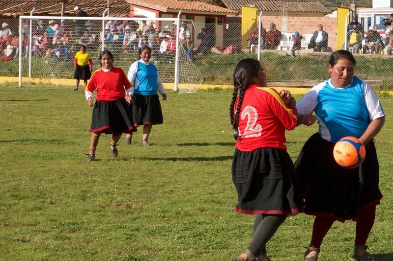 Zweikampf in 3.700 Meter Höhe: Die Frauen vom Fußballverein „Sporting Piuray“ im peruanischen Hochland kämpfen um den Ball. – Bild: Manfred Uhlig