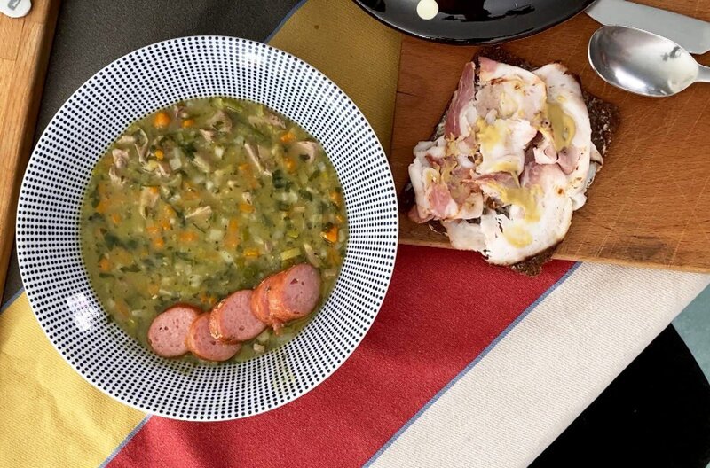 Spalterbsensuppe ist in Amsterdam ein sehr beliebtes Gericht. Früher gab es sie im Winter sogar an Straßenständen zu kaufen. – Bild: Elephant Doc