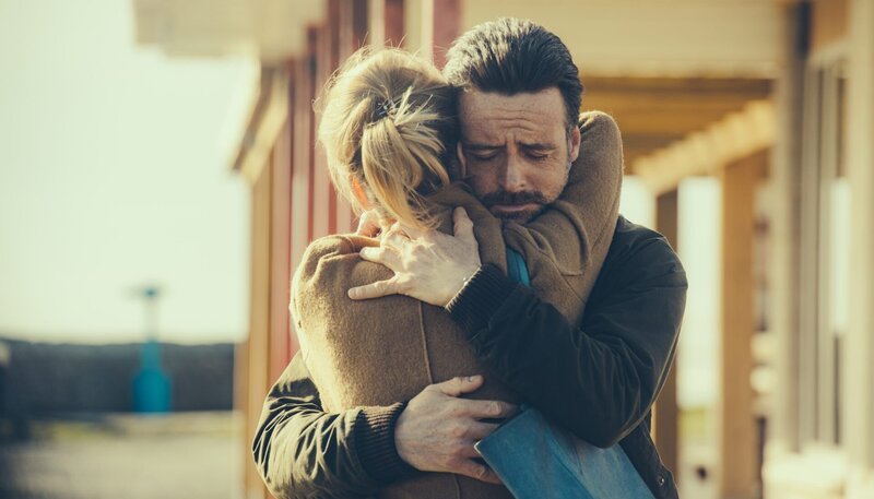 Gibt es ein Zurück? Inspector Tom Mathias (Richard Harrington) bekommt Besuch von seiner Frau Meg (Anamaria Marinca). – Bild: ARD Degeto/​Fiction Factory & all3media