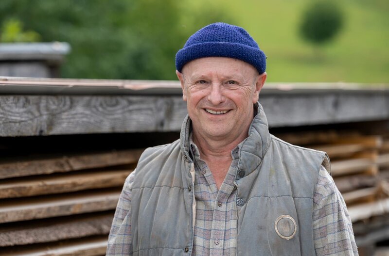 Toni Willmann (Roland Frey) hat sich mit seinem Selbstgebrauten zur regionalen Biermesse angemeldet. – Bild: SWR/​Patricia Neligan