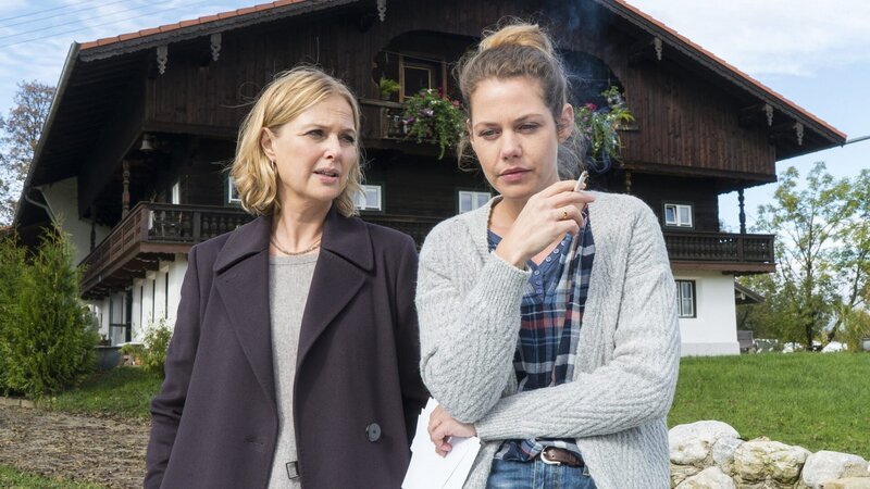 Vera Lanz (Katharina Böhm) spricht mit Sybille Arnold (Felicitas Woll) über deren Mann und seinen Bruder. – Bild: ORF/​ZDF/​Micha Marhoffer