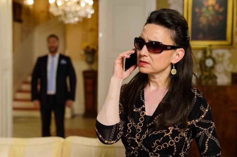 Während Simone (Tatjana Clasing) mit Ben telefoniert, steht Richard (Silvan-Pierre Leirich) unbemerkt hinter ihr, um sie um finanzielle Hilfe zu bitten. – Bild: RTL Deutschland