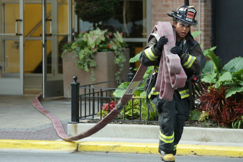 Gabriellas erster Tag als Feuerwehrfrau steht an. Ihr erster Brandeinsatz meistert sie mit Bravour. – Bild: NBCUniversal Media, LLC