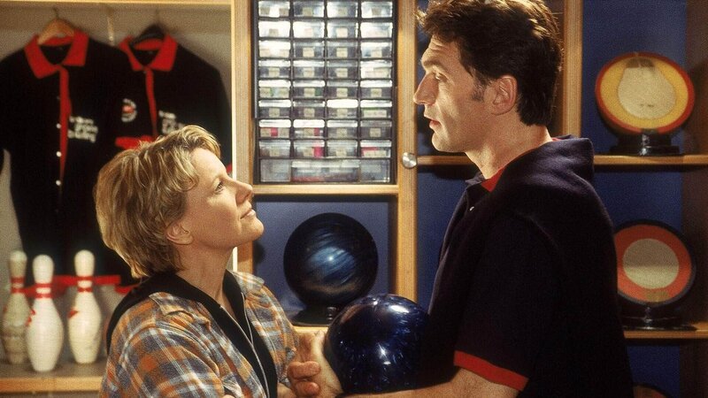 Nikola (Mariele Millowitsch) hat Dr. Schmidt (Walter Sittler) mal kurz ins Bowlingkugellager zitiert, um ihm ein paar Verhaltensregeln für den Abend zu geben. – Bild: MG RTL D /​ Guido Engels