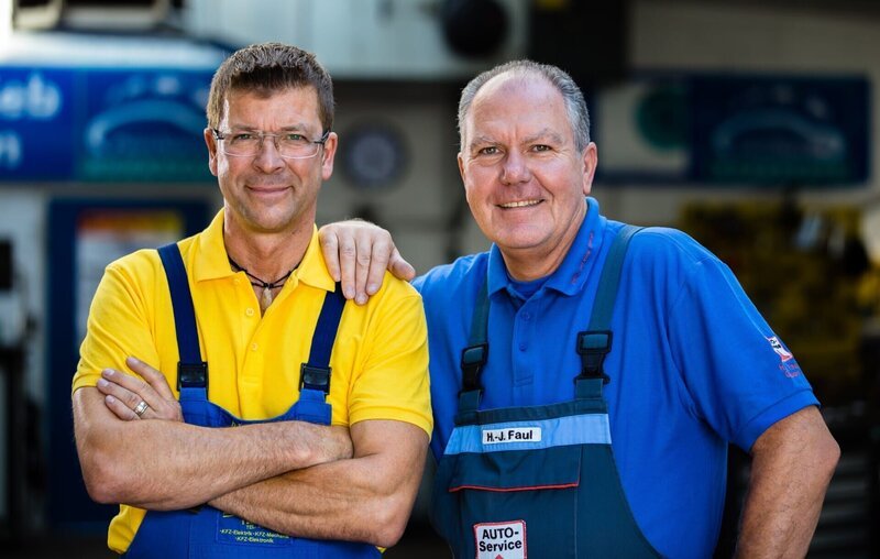 Die Autodoktoren: Hans-Jürgen Faul und Holger Parsch – Bild: TVNOW /​ Fabula Film