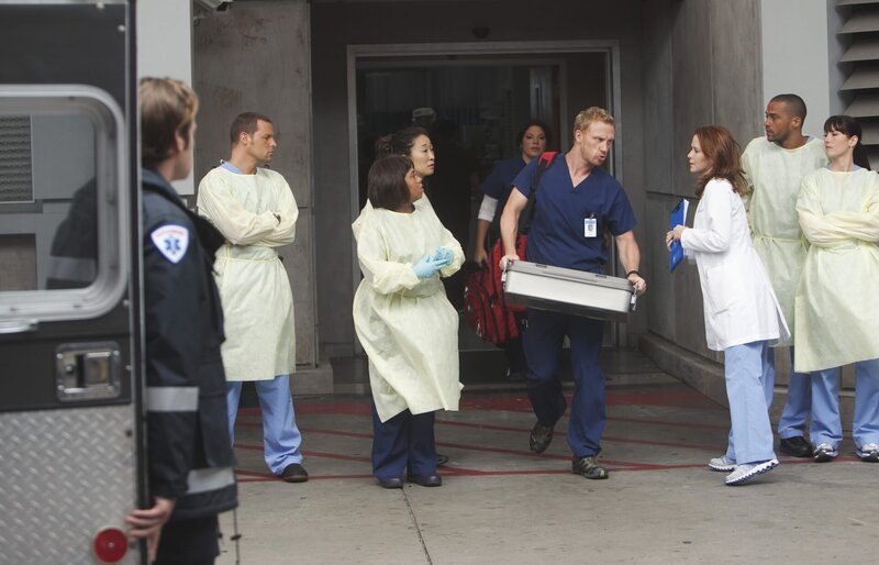 Als sich in Seattle ein Erdloch auftut, müssen Alex, Bailey, Cristina, Callie, Owen, April, Jackson und Lexie alles geben, um den Patienten das Leben zu retten … – Bild: American Broadcasting Companies, Inc. /​ Randy Holmes