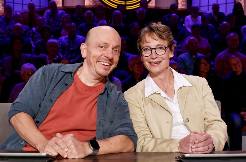 Moderator Kai Pflaume und seine Rateteam-Kapitäne Bernhard Hoëcker und Elton begrüßen in dieser Sendung die Dressurreiterin Isabell Werth und die Dressurreiterin Jessica von Bredow-Werndl. – Bild: ARD/​Morris Mac Matzen