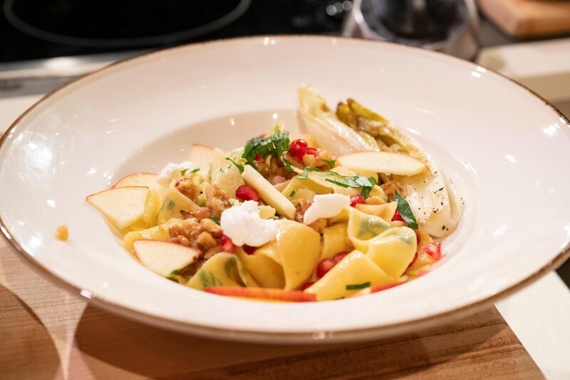Jenny Höhne-Volkmann: Pasta mit Nussbutter, Chicorée, Apfel und Ziegenkäse 4,58 € – Bild: RTL