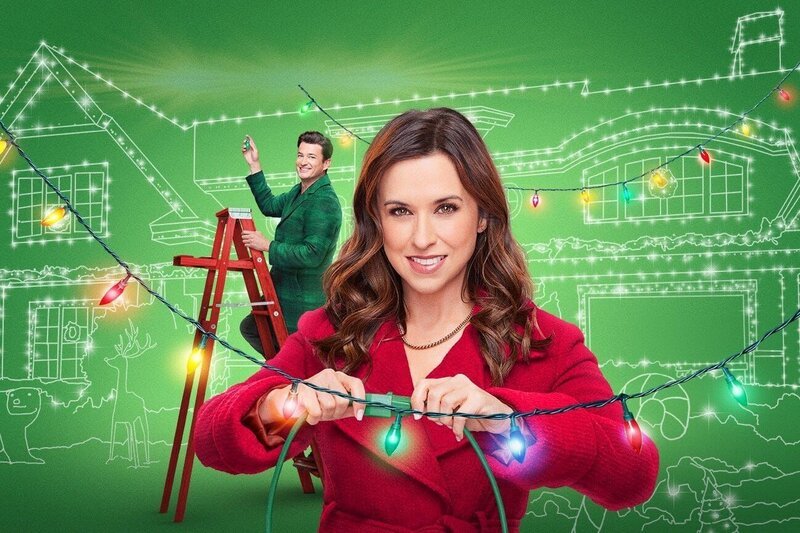 Emily (Lacey Chabert) und Jared (Wes Brown) kommen sich bei den Weihnachtsvorbereitungen näher. – Bild: Hallmark Media