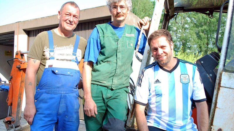 Handwerker-König Ralle (l.), Garten-Guru Ralf Dammasch (M.) und Diplom-Biologe Claus machen sich auf den Weg nach Selb in Oberfranken. Seit einem Jahr wohnen hier zwei Familien in einem gemeinsamen Haus. Der große Garten hinterm Haus blieb während der Renovierungsarbeiten unberührt. Jetzt müssen die Beet-Brüder ran … – Bild: Foto: RTL /​Tokee Bros.