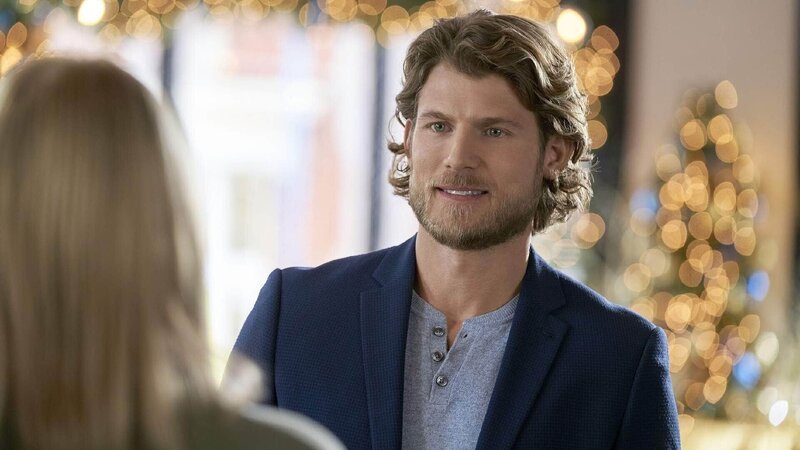 Lucas (Travis Van Winkle) ist seit dem Tod seiner Frau und der Mutter seiner Tochter sehr traurig. Daher kann er sich auch nicht mehr für das Weihnachtsfest begeistern. Ob Lucy es schafft, dass er wieder glücklich sein kann und seinem Herzen die Magie des Weihnachtsfestes wieder einzuhauchen? – Bild: Crown Media