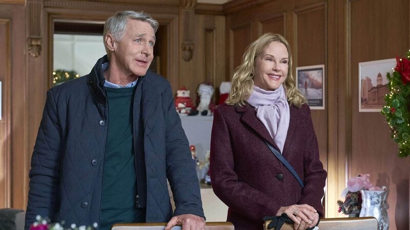 Gene (Bruce Dawson, li.) und Gail Park (Rebecca Staab, re.) sind die Adoptiveltern von Annie und Besitzer des Starlight Cafés. Sie sind unfassbar stolz auf ihre Tochter, ihr großes Herz, ihre Qualitäten und ihr Engagement, das Café zu retten. Sie bemerken, dass Annie etwas für William empfindet und sprechen ihr Mut zu, es ihm zu zeigen. – Bild: Crown Media