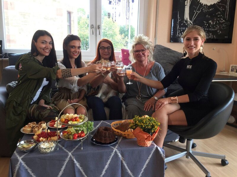 V.l.: Lüne, Maria, Katja, Doris und Kandidatin Lea. – Bild: RTL /​ Constantin Entertainment