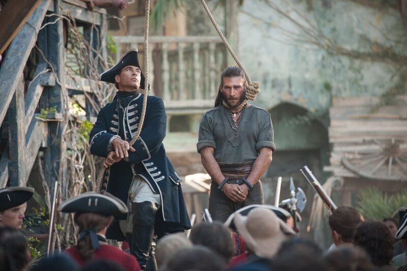 Ist seine Zeit wirklich abgelaufen oder schafft es Billy Bones mit seinen Männern ihn vor dem Galgen retten? Captain Vane (Zach McGowan, r.) … – Bild: Starz Entertainment, LLC