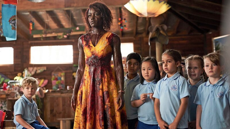Auf einem Ausflug zu einem Streichelzoo bricht eine Zombie-Epidemie aus. Dave und Miss Caroline (Lupita Nyong?o) müssen die Kinder retten.; Auf einem Ausflug zu einem Streichelzoo bricht eine Zombie-Epidemie aus. Dave und Miss Caroline (Lupita Nyong’o) müssen die Kinder retten. – Bild: RTLZWEI Auf einem Ausflug zu einem Streichelzoo bricht eine Zombie-Epidemie aus. Dave und Miss Caroline (Lupita Nyong?o) müssen die Kinder retten.; Auf einem Ausflug zu einem Streichelzoo bricht eine Zombie-Epidemie aus. Dave und Miss Caroline (Lupita Nyong’o) müssen die Kinder retten. – Bild: RTLZWEI