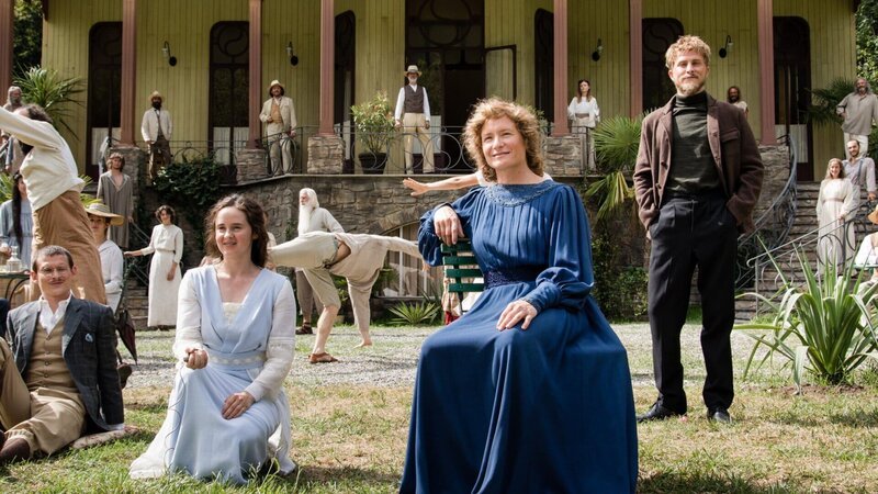 Freiheit auf dem Monte Verità, vorne, v.li.: Hermann Hesse (Joel Basman), Hanna Leitner (Maresi Riegner), Ida Hofmann (Julia Jentsch), Dr. Otto Gross (Max Hubacher) vor der Casa Centrale auf dem Monte Verità – Bild: SRF/tellfilm, Grischa Schmitz, DCM Freiheit auf dem Monte Verità, vorne, v.li.: Hermann Hesse (Joel Basman), Hanna Leitner (Maresi Riegner), Ida Hofmann (Julia Jentsch), Dr. Otto Gross (Max Hubacher) vor der Casa Centrale auf dem Monte Verità – Bild: SRF/tellfilm, Grischa Schmitz, DCM