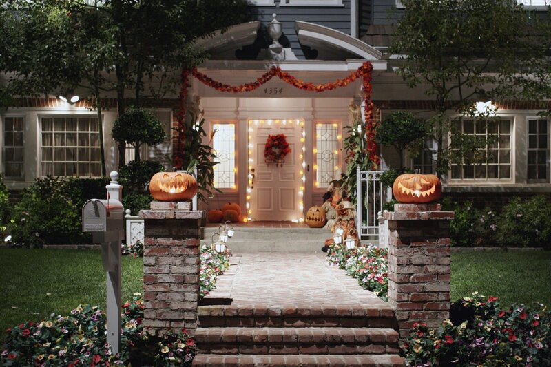 Bob und Lee geben eine Halloweenparty und laden alle Nachbarn ein … – Bild: American Broadcasting Companies, Inc.