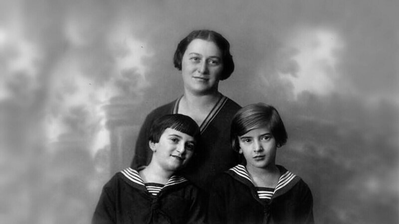 Ruth Maier mit ihrer Mutter Irma und ihrer Schwester Judith. – Bild: ORF/​Ruth Maier