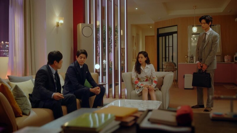 Noh Hak-tae (Kim Chang-wan, l.), Han Seung-wook (Lee Sang-yoon), Jo Yeon-joo (Lee Hanee) und Ahn Yoo-jun (Lee Won-keun, r.) – Bild: RTL /​ SBS