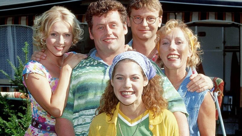 Und wieder heißt es „Anzelten“ auf dem RTL-Campingplatz mit (v.li.:) Stefanie Fuchs (Dana Golombek), Benno Ewermann (Willi Thomczyk), Tanja Ewermann (Felicitas Woll), Lothar Fuchs (René Heinersdorff), Uschi Ewermann (Antje Lewald) – Bild: TVNOW /​ Frank Dicks