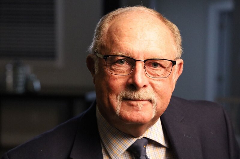 Jim Longerbone – Columbus Polizeidienststelle – Bild: RTL /​ Arrow International Media
