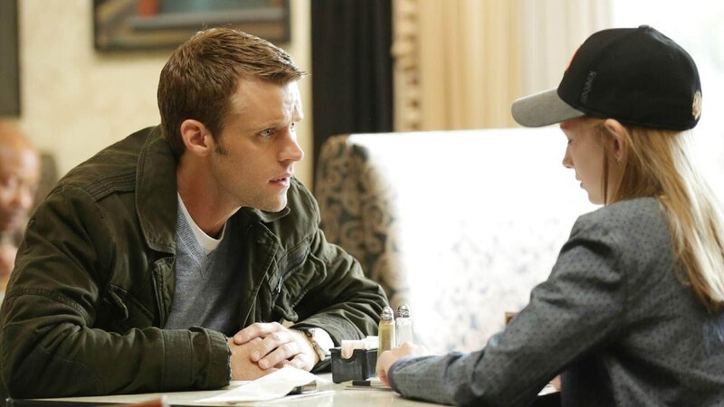 Matthew Casey (Jesse Spencer), Violet (Lena Torluemke) – Bild: TVNOW /​ NBC Universal