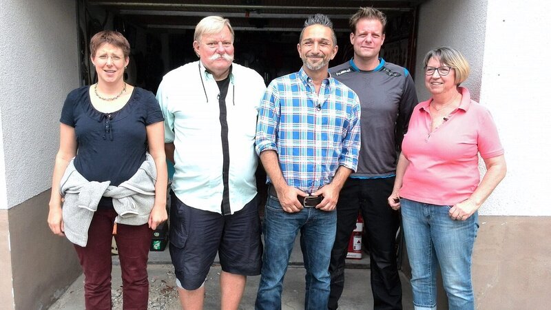 Von links: Marie Luise, Stefn, Trödelexperte Mauro Corradino, Alexander und Renate. – Bild: RTL II