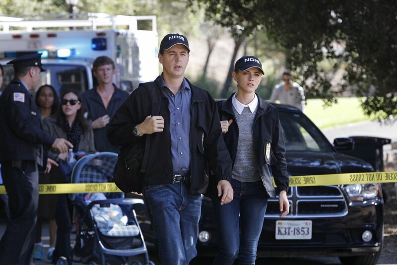 McGee und Bishop recherchieren in einem neuen Fall, bei dem eine junge Frau grausam ermordet in einem Park gefunden wurde. – Bild: NBC Universal