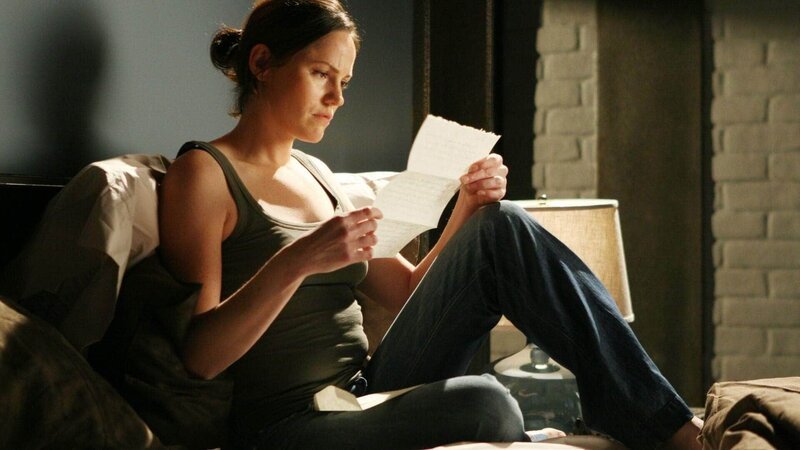Sara (Jorja Fox) findet heraus, dass die obskure Gruppe um Dr. Sydney Buckman an die Bedrohung der Menschheit durch echsenähnliche Außerirdische, die bereits weltweit das gesamte politische Establishment unterwandert haben, glaubt. Was haben die Verschwörungstheoretiker mit den Morden auf der Ranch zu tun? – Bild: Foto: MG RTL D /​ CBS